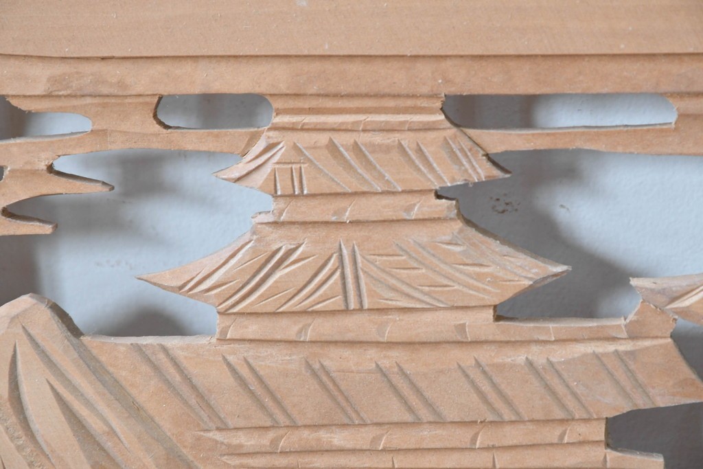 ヴィンテージ建具　昭和中期　彫刻入り　松と風景意匠が広がる趣深い格子欄間2枚セット　(R-085631)