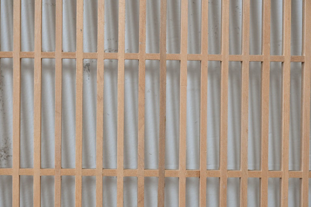 ヴィンテージ建具　昭和中期　彫刻入り　松と風景意匠が広がる趣深い格子欄間2枚セット　(R-085631)