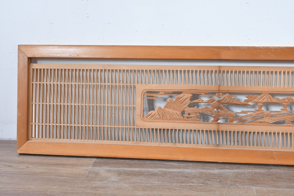 ヴィンテージ建具　昭和中期　彫刻入り　松と風景意匠が広がる趣深い格子欄間2枚セット　(R-085631)