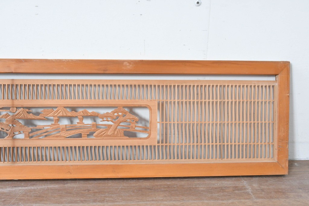 ヴィンテージ建具　昭和中期　彫刻入り　松と風景意匠が広がる趣深い格子欄間2枚セット　(R-085631)