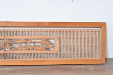 ヴィンテージ建具　昭和中期　彫刻入り　松と風景意匠が広がる趣深い格子欄間2枚セット　(R-085631)