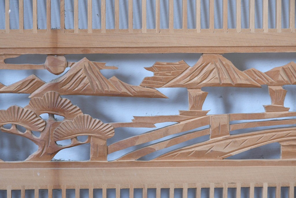 ヴィンテージ建具　昭和中期　彫刻入り　松と風景意匠が広がる趣深い格子欄間2枚セット　(R-085631)