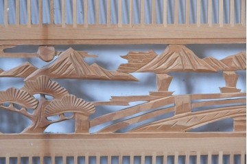 ヴィンテージ建具　昭和中期　彫刻入り　松と風景意匠が広がる趣深い格子欄間2枚セット　(R-085631)