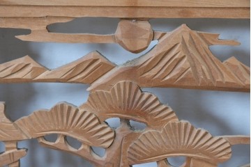 ヴィンテージ建具　昭和中期　彫刻入り　松と風景意匠が広がる趣深い格子欄間2枚セット　(R-085631)