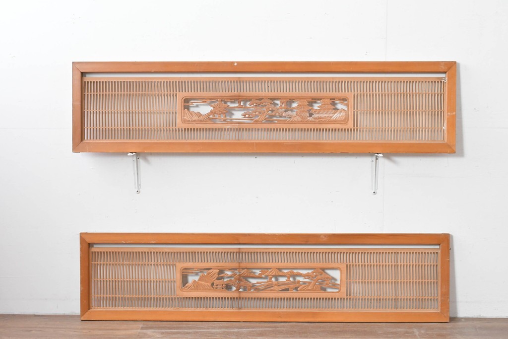 ヴィンテージ建具　昭和中期　彫刻入り　松と風景意匠が広がる趣深い格子欄間2枚セット　(R-085631)