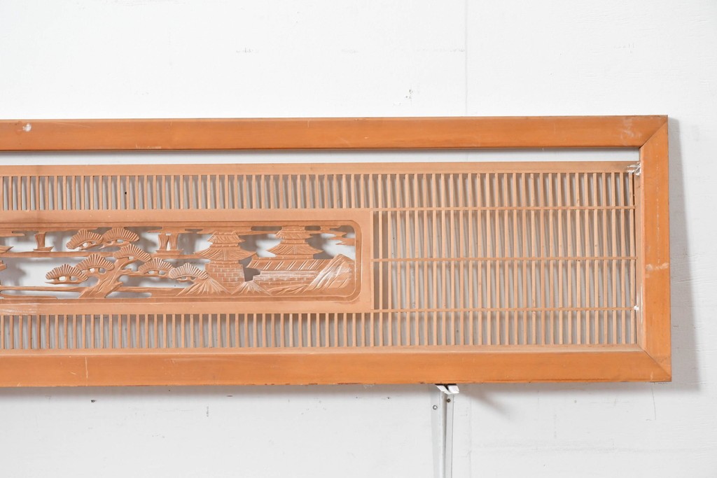 ヴィンテージ建具　昭和中期　彫刻入り　松と風景意匠が広がる趣深い格子欄間2枚セット　(R-085631)