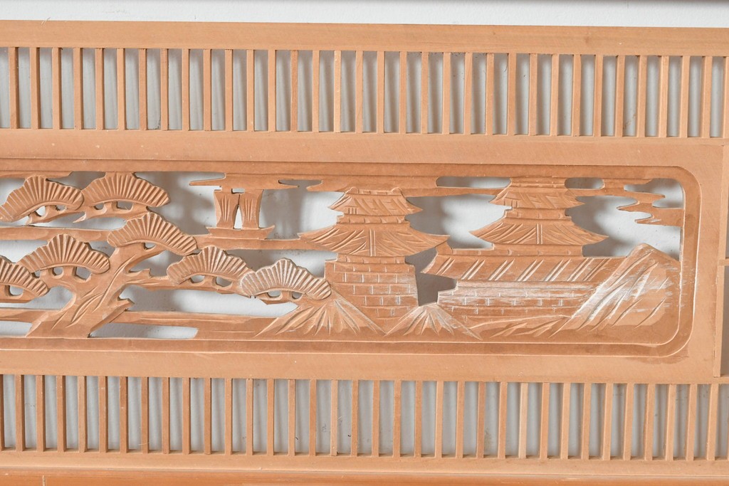 ヴィンテージ建具　昭和中期　彫刻入り　松と風景意匠が広がる趣深い格子欄間2枚セット　(R-085631)