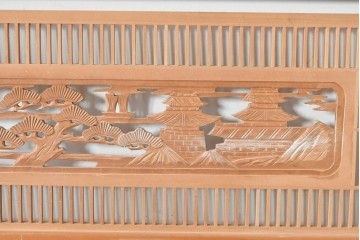 ヴィンテージ建具　昭和中期　彫刻入り　松と風景意匠が広がる趣深い格子欄間2枚セット　(R-085631)