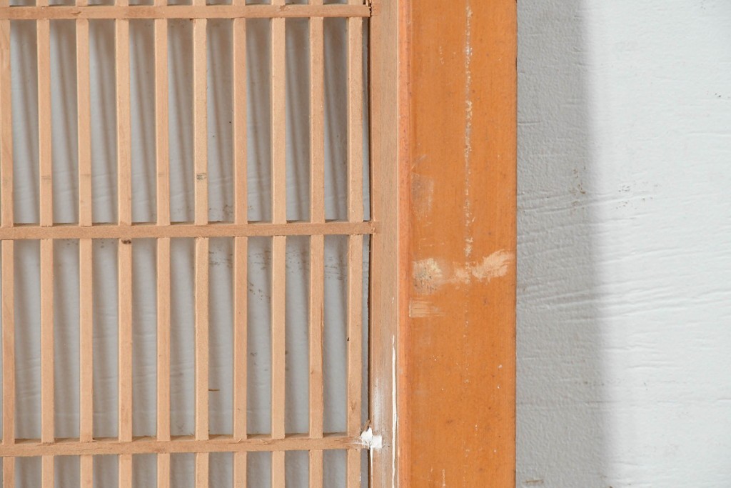 ヴィンテージ建具　昭和中期　彫刻入り　松と風景意匠が広がる趣深い格子欄間2枚セット　(R-085631)