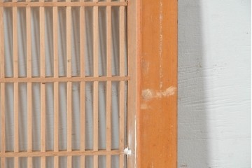 ヴィンテージ建具　昭和中期　彫刻入り　松と風景意匠が広がる趣深い格子欄間2枚セット　(R-085631)