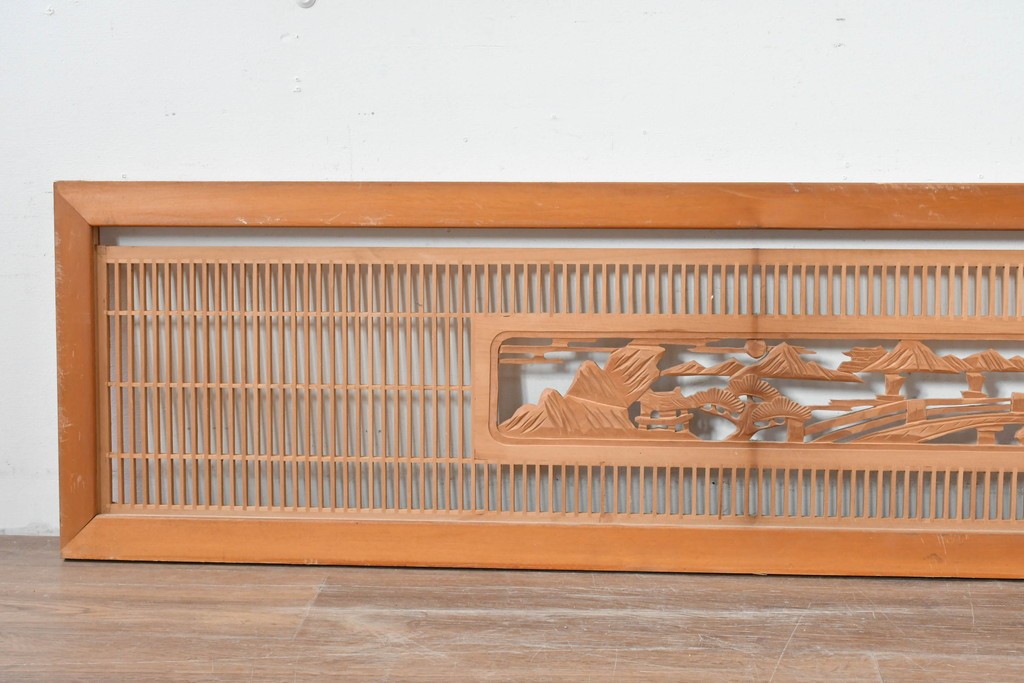 ヴィンテージ建具　昭和中期　彫刻入り　松と風景意匠が広がる趣深い格子欄間2枚セット　(R-085631)