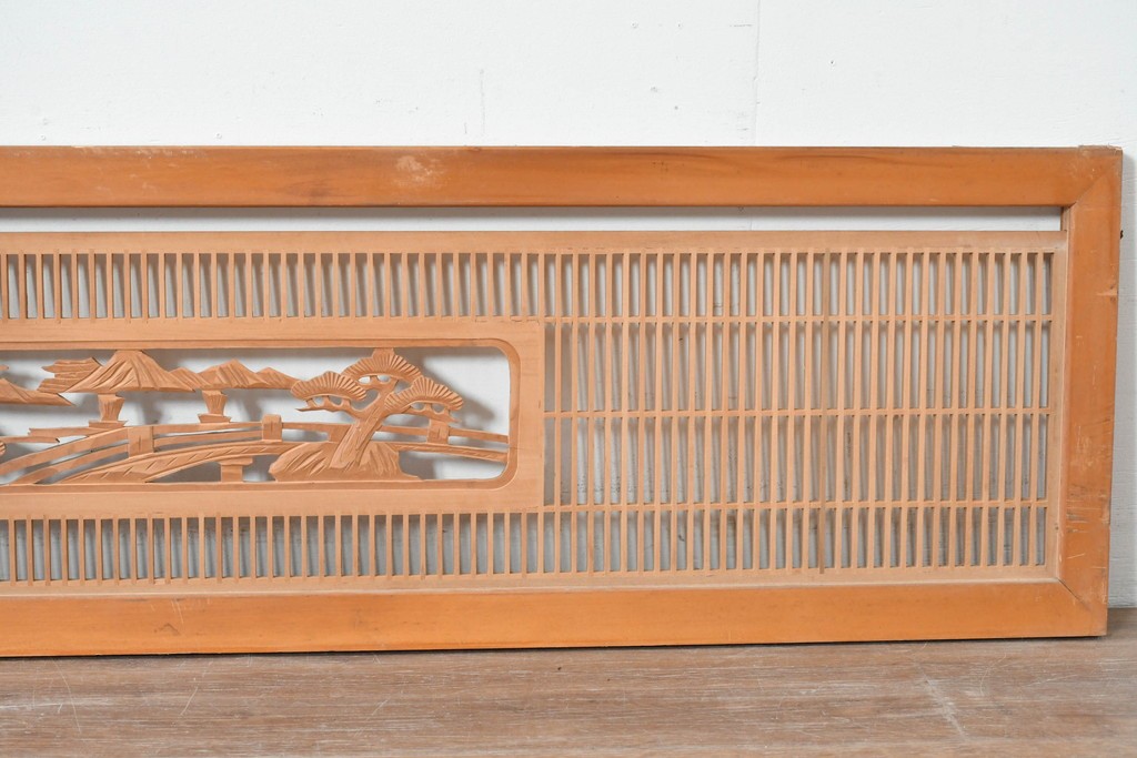 ヴィンテージ建具　昭和中期　彫刻入り　松と風景意匠が広がる趣深い格子欄間2枚セット　(R-085631)