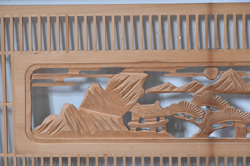 ヴィンテージ建具　昭和中期　彫刻入り　松と風景意匠が広がる趣深い格子欄間2枚セット　(R-085631)