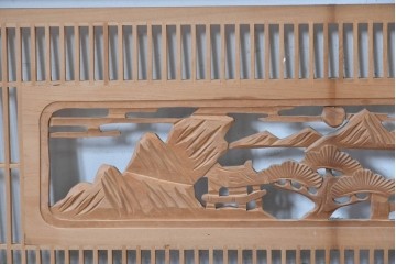 ヴィンテージ建具　昭和中期　彫刻入り　松と風景意匠が広がる趣深い格子欄間2枚セット　(R-085631)