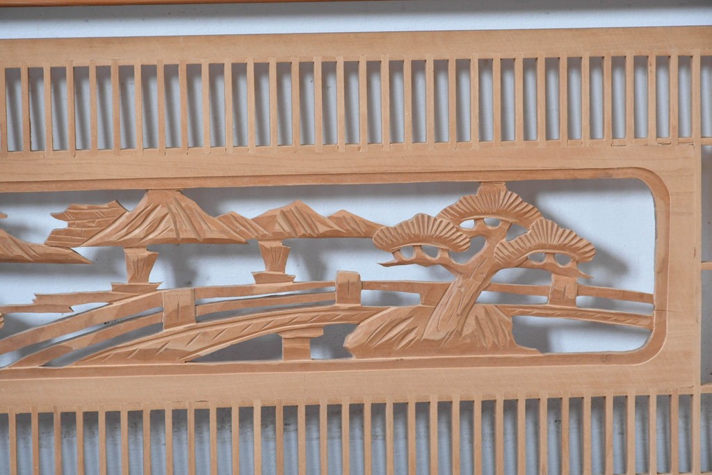 ヴィンテージ建具　昭和中期　彫刻入り　松と風景意匠が広がる趣深い格子欄間2枚セット　(R-085631)