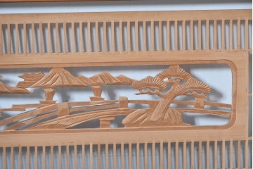 ヴィンテージ建具　昭和中期　彫刻入り　松と風景意匠が広がる趣深い格子欄間2枚セット　(R-085631)