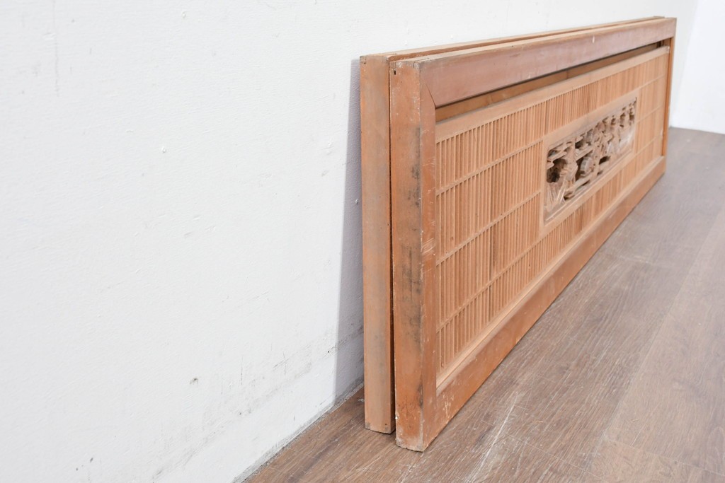 ヴィンテージ建具　昭和中期　彫刻入り　松と風景意匠が広がる趣深い格子欄間2枚セット　(R-085631)