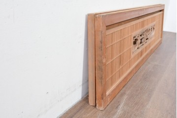 ヴィンテージ建具　昭和中期　彫刻入り　松と風景意匠が広がる趣深い格子欄間2枚セット　(R-085631)