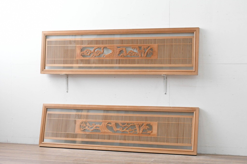 ヴィンテージ建具　昭和後期　細格子に松竹梅の彫刻が際立つ両面ガラスの欄間2枚セット　(R-085632)