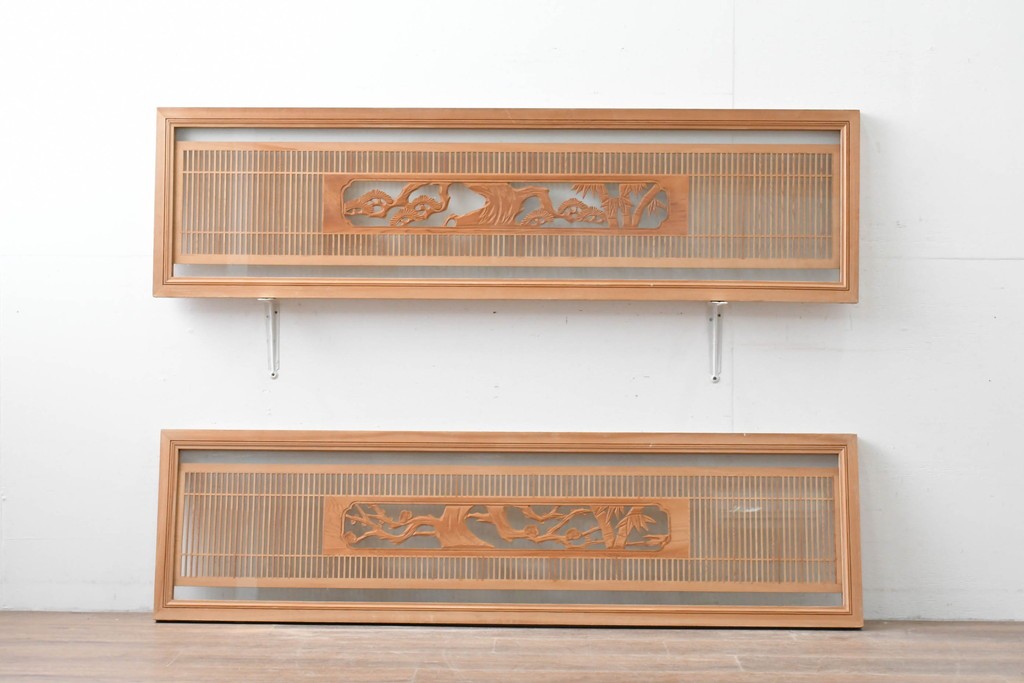 ヴィンテージ建具　昭和後期　細格子に松竹梅の彫刻が際立つ両面ガラスの欄間2枚セット　(R-085632)