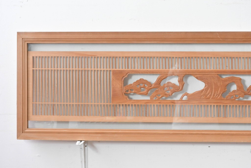 ヴィンテージ建具　昭和後期　細格子に松竹梅の彫刻が際立つ両面ガラスの欄間2枚セット　(R-085632)