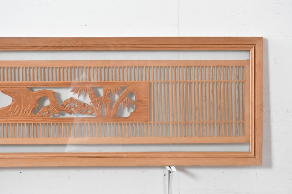 ヴィンテージ建具　昭和後期　細格子に松竹梅の彫刻が際立つ両面ガラスの欄間2枚セット　(R-085632)