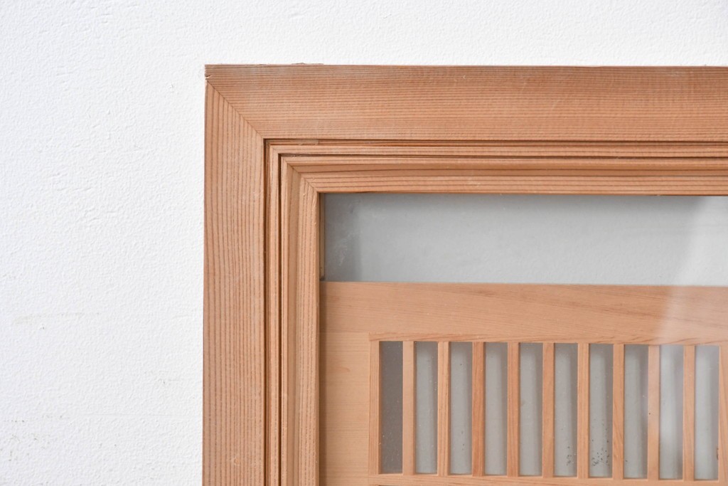 ヴィンテージ建具　昭和後期　細格子に松竹梅の彫刻が際立つ両面ガラスの欄間2枚セット　(R-085632)