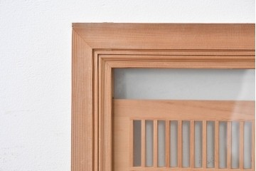 ヴィンテージ建具　昭和後期　細格子に松竹梅の彫刻が際立つ両面ガラスの欄間2枚セット　(R-085632)