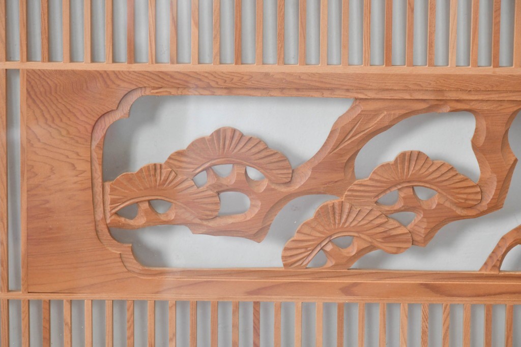 ヴィンテージ建具　昭和後期　細格子に松竹梅の彫刻が際立つ両面ガラスの欄間2枚セット　(R-085632)