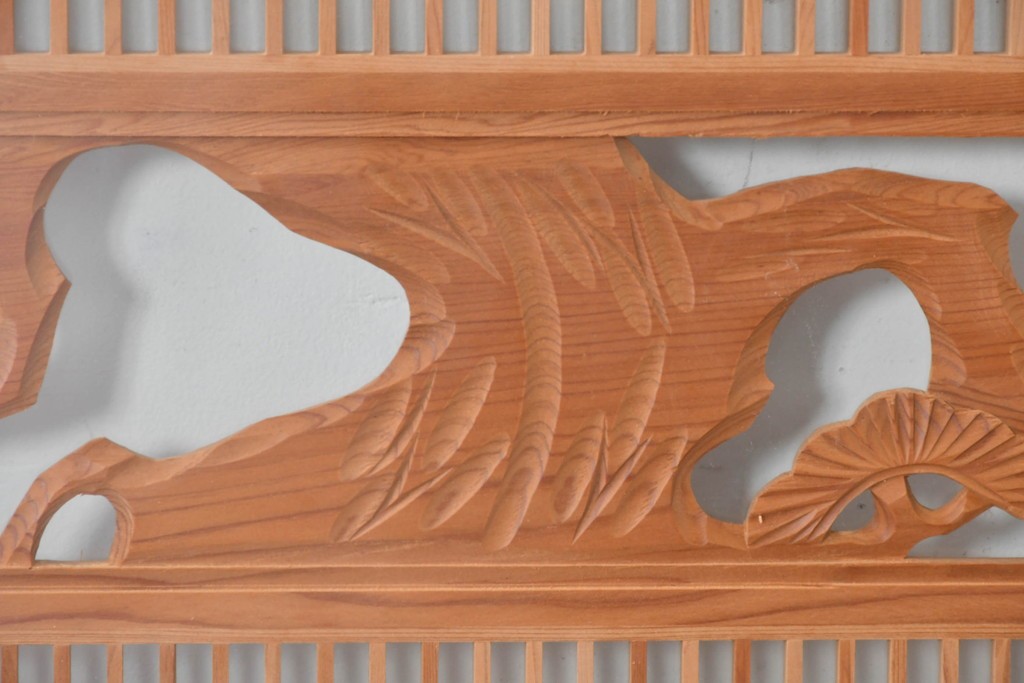 ヴィンテージ建具　昭和後期　細格子に松竹梅の彫刻が際立つ両面ガラスの欄間2枚セット　(R-085632)