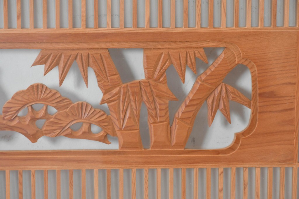 ヴィンテージ建具　昭和後期　細格子に松竹梅の彫刻が際立つ両面ガラスの欄間2枚セット　(R-085632)