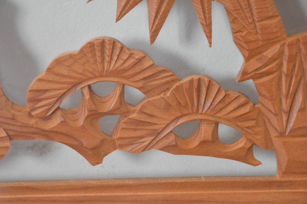 ヴィンテージ建具　昭和後期　細格子に松竹梅の彫刻が際立つ両面ガラスの欄間2枚セット　(R-085632)