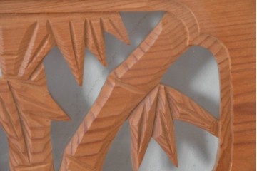 ヴィンテージ建具　昭和後期　細格子に松竹梅の彫刻が際立つ両面ガラスの欄間2枚セット　(R-085632)