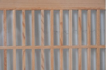 ヴィンテージ建具　昭和後期　細格子に松竹梅の彫刻が際立つ両面ガラスの欄間2枚セット　(R-085632)