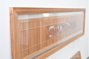 ヴィンテージ建具　昭和後期　細格子に松竹梅の彫刻が際立つ両面ガラスの欄間2枚セット　(R-085632)