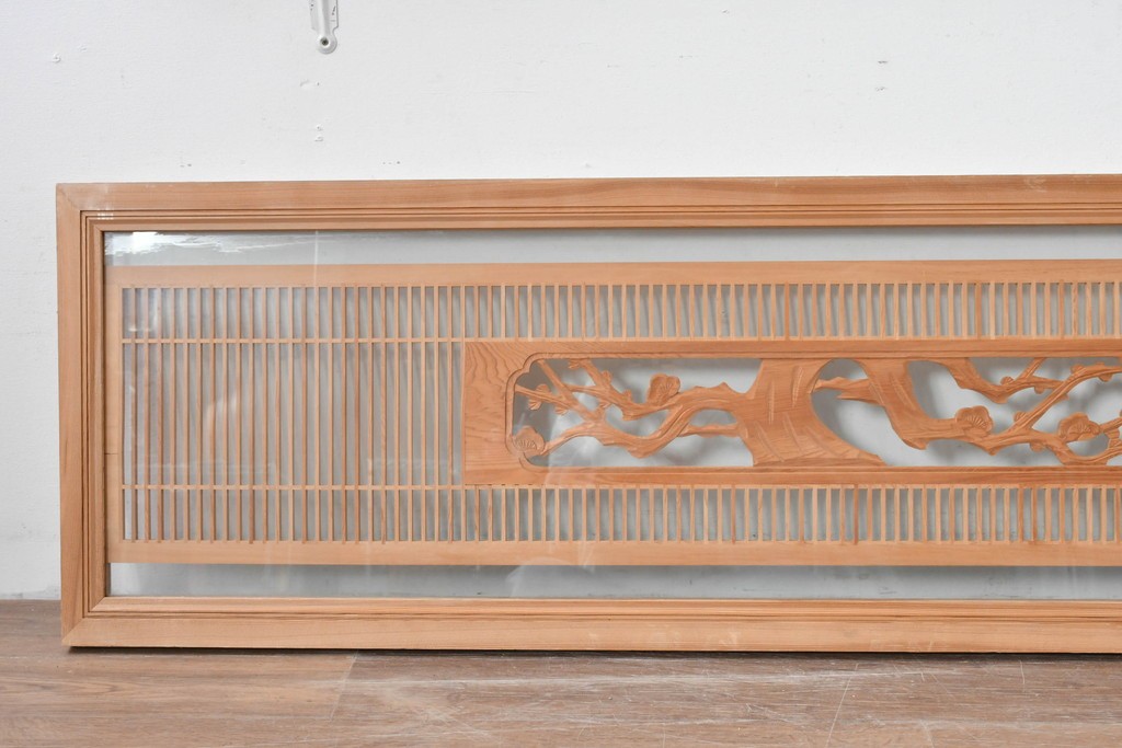 ヴィンテージ建具　昭和後期　細格子に松竹梅の彫刻が際立つ両面ガラスの欄間2枚セット　(R-085632)