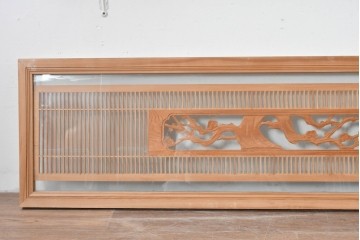 ヴィンテージ建具　昭和後期　細格子に松竹梅の彫刻が際立つ両面ガラスの欄間2枚セット　(R-085632)