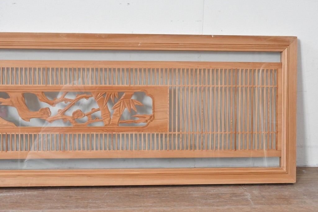 ヴィンテージ建具　昭和後期　細格子に松竹梅の彫刻が際立つ両面ガラスの欄間2枚セット　(R-085632)