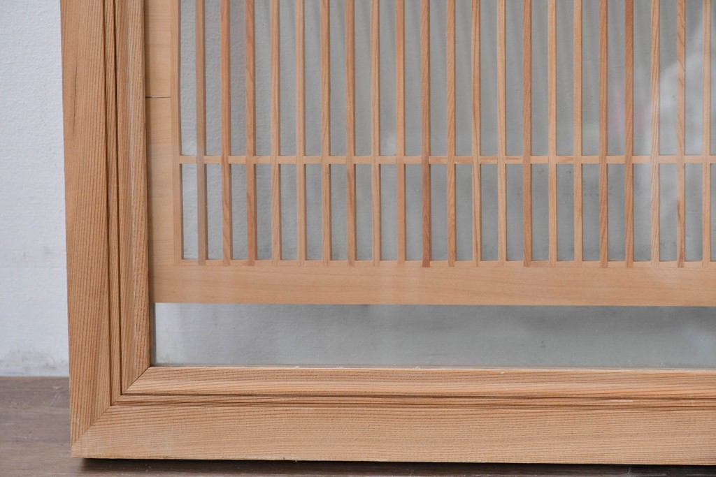 ヴィンテージ建具　昭和後期　細格子に松竹梅の彫刻が際立つ両面ガラスの欄間2枚セット　(R-085632)