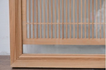 ヴィンテージ建具　昭和後期　細格子に松竹梅の彫刻が際立つ両面ガラスの欄間2枚セット　(R-085632)