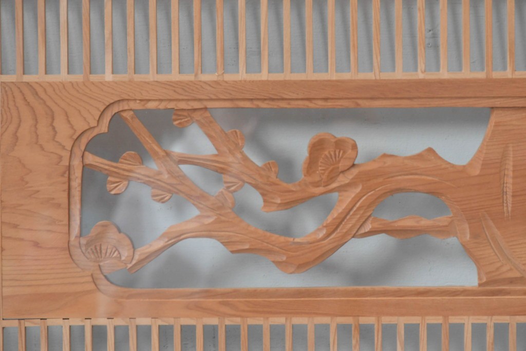 ヴィンテージ建具　昭和後期　細格子に松竹梅の彫刻が際立つ両面ガラスの欄間2枚セット　(R-085632)