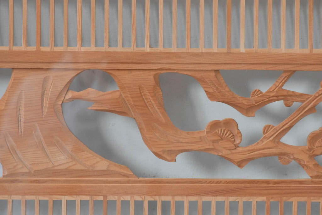 ヴィンテージ建具　昭和後期　細格子に松竹梅の彫刻が際立つ両面ガラスの欄間2枚セット　(R-085632)