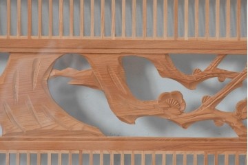 ヴィンテージ建具　昭和後期　細格子に松竹梅の彫刻が際立つ両面ガラスの欄間2枚セット　(R-085632)