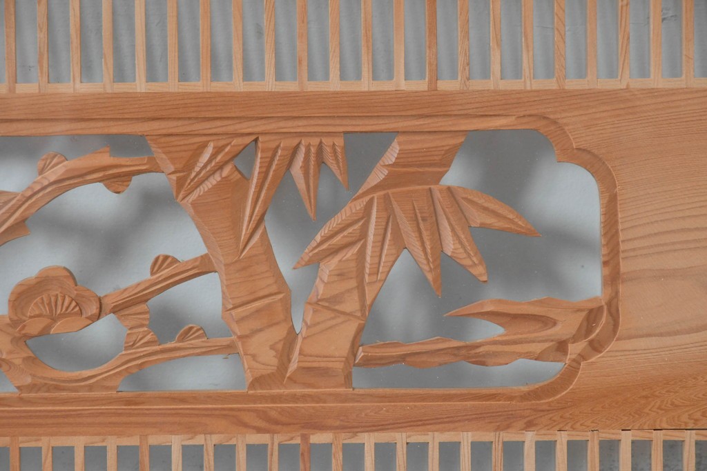 ヴィンテージ建具　昭和後期　細格子に松竹梅の彫刻が際立つ両面ガラスの欄間2枚セット　(R-085632)