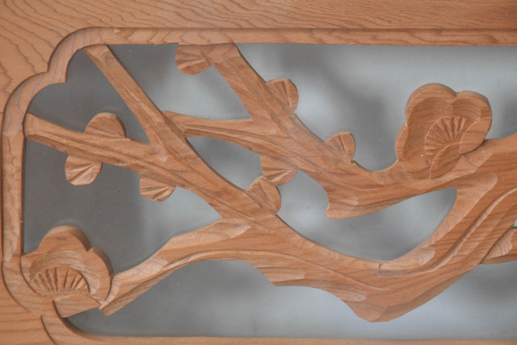 ヴィンテージ建具　昭和後期　細格子に松竹梅の彫刻が際立つ両面ガラスの欄間2枚セット　(R-085632)