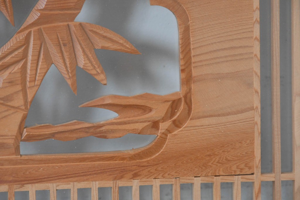 ヴィンテージ建具　昭和後期　細格子に松竹梅の彫刻が際立つ両面ガラスの欄間2枚セット　(R-085632)