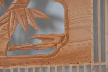 ヴィンテージ建具　昭和後期　細格子に松竹梅の彫刻が際立つ両面ガラスの欄間2枚セット　(R-085632)