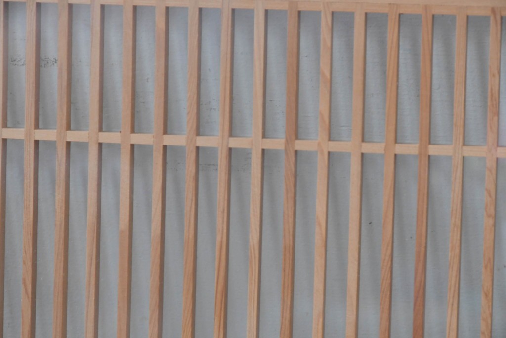 ヴィンテージ建具　昭和後期　細格子に松竹梅の彫刻が際立つ両面ガラスの欄間2枚セット　(R-085632)