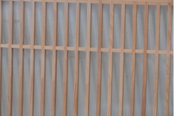 ヴィンテージ建具　昭和後期　細格子に松竹梅の彫刻が際立つ両面ガラスの欄間2枚セット　(R-085632)