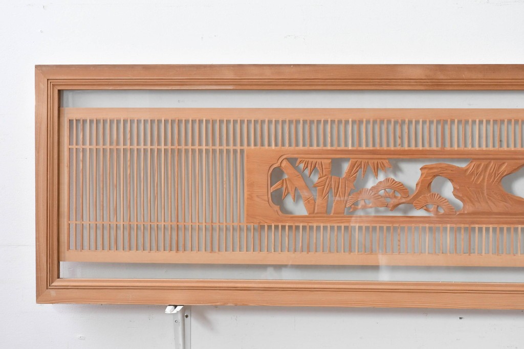 ヴィンテージ建具　昭和後期　細格子に松竹梅の彫刻が際立つ両面ガラスの欄間2枚セット　(R-085632)